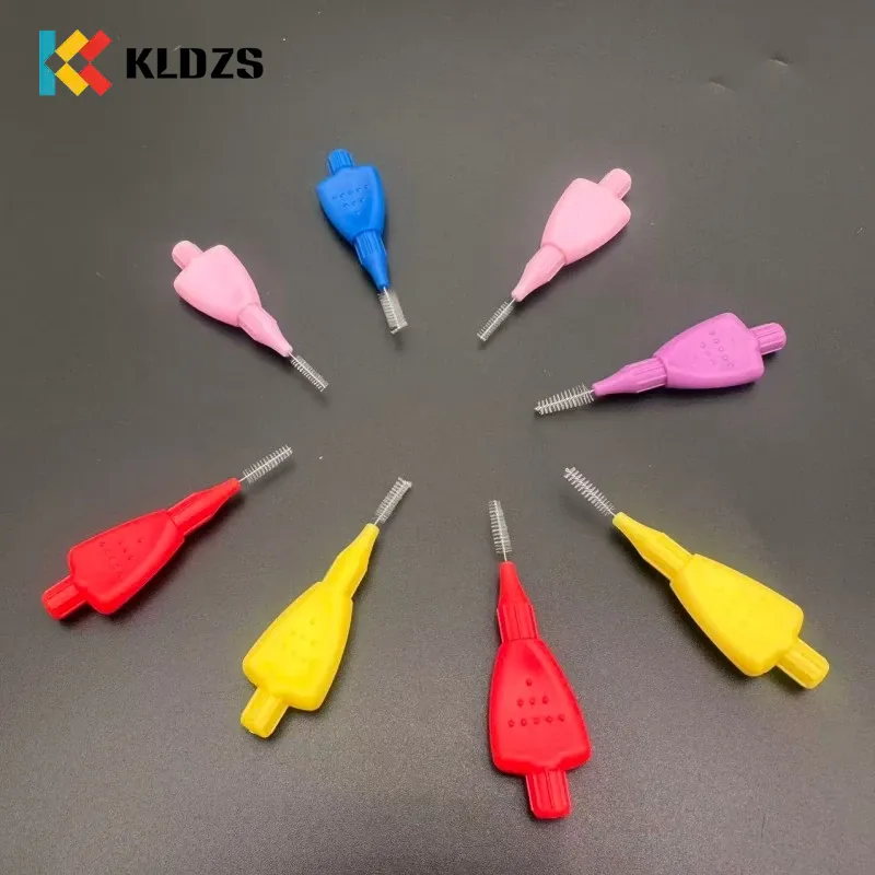 Escova interdental em formato de avião